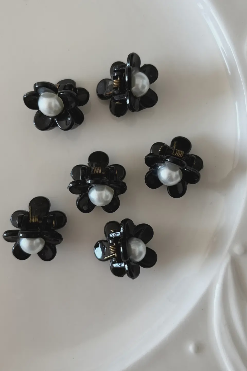 Black Daisy Pearl Mini Hair Clips