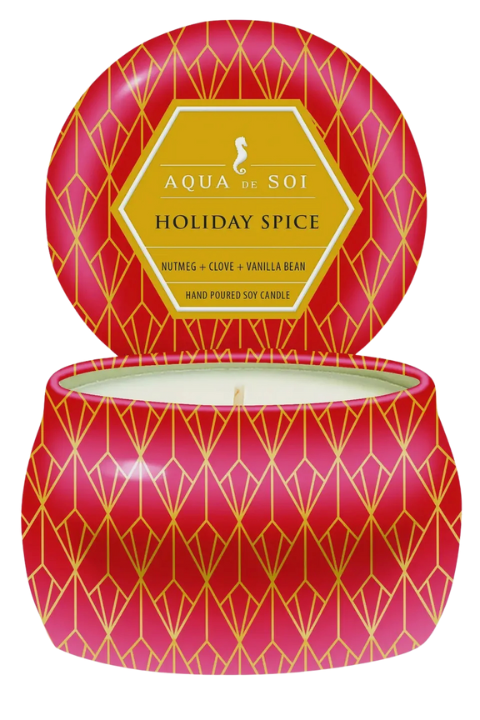 Red candle with geometric pattern and 'Aqua de Soi' branding on a white background