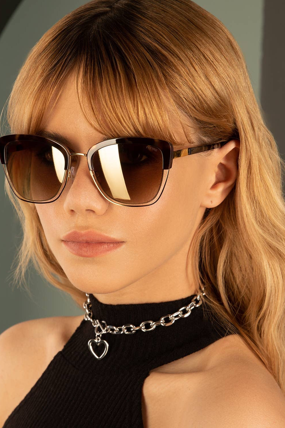Woman wearing sunglasses with a blurred background